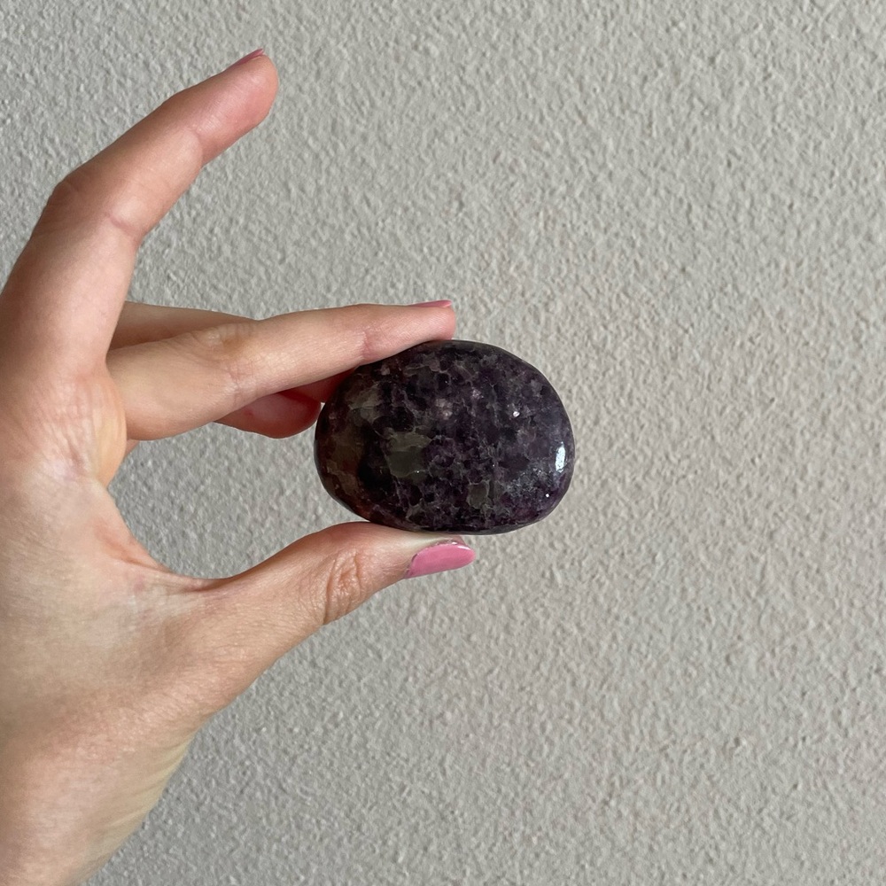 Lepidolite palm stone ✨🔮